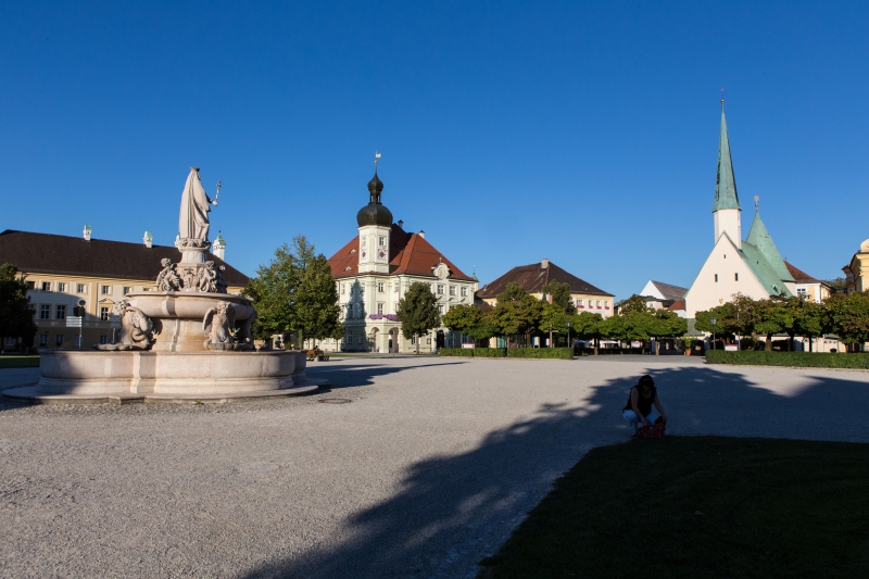 Altötting Kapellplatz mit Kirchen und Brunnen