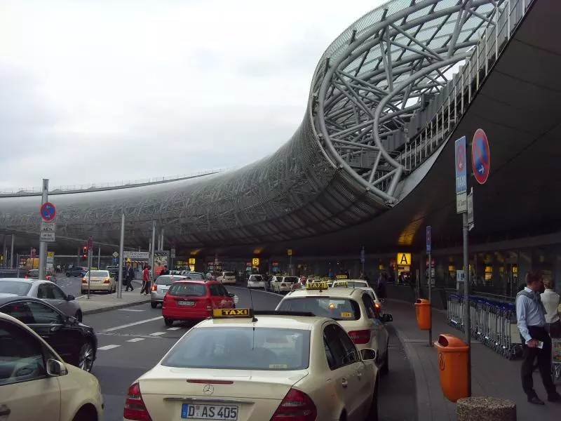 Taxis vor dem Flughafen Düsseldorf