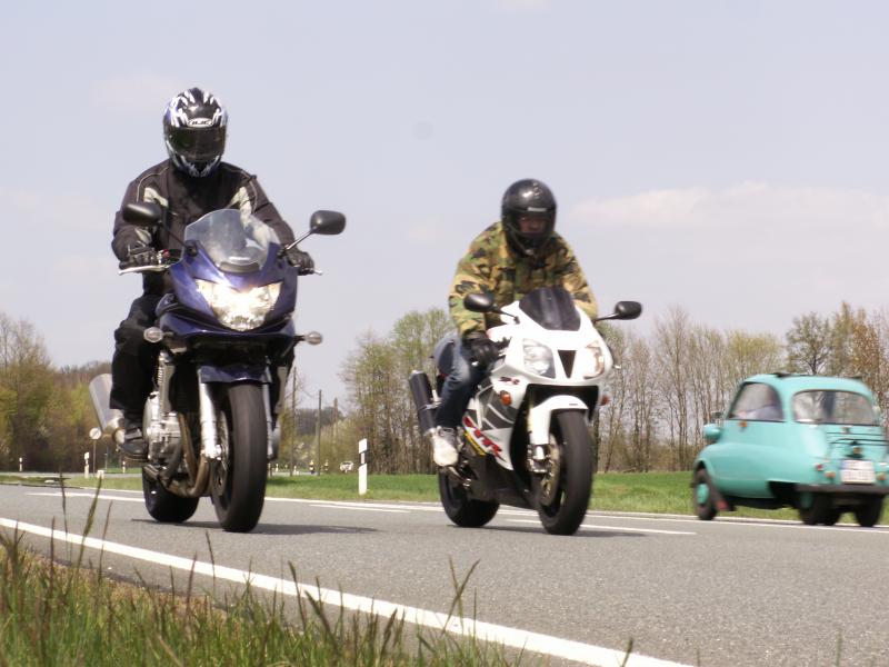 Motorradfahrer auf einer Landstraße