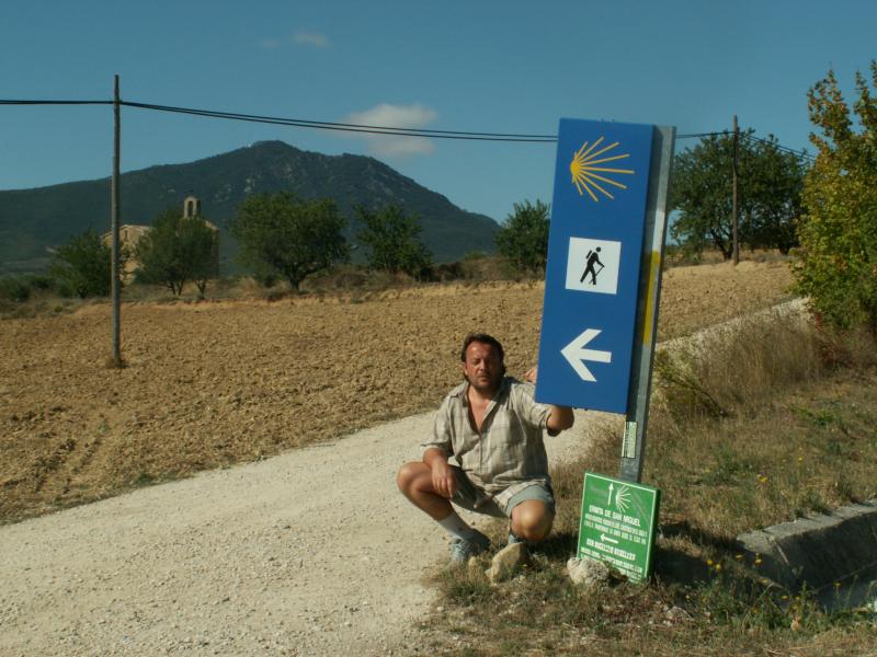 Pilgerweg mit Jakobusweg-Zeichen