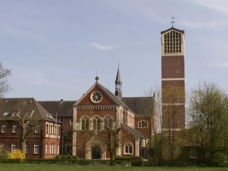 Kirche mit Glockenturm als neutrales Pilgermotiv