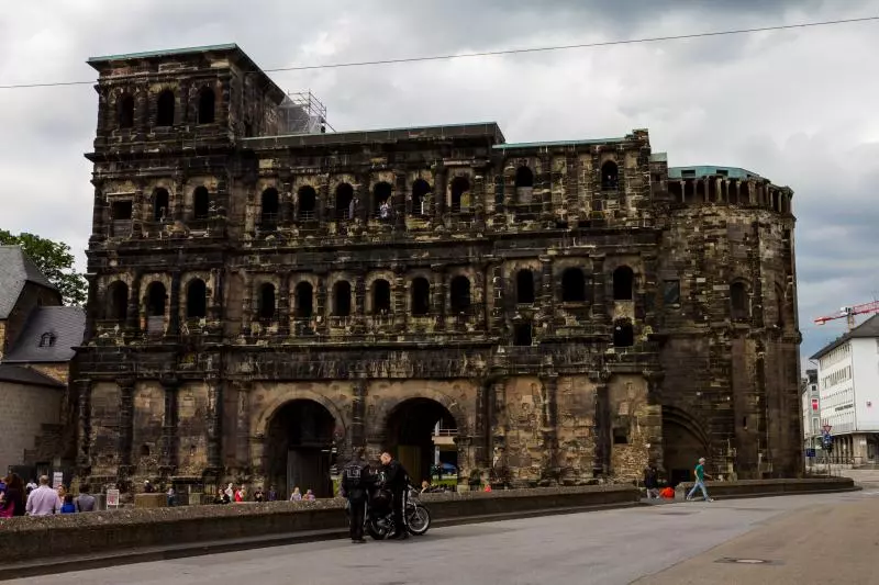 Porta Nigra in Trier als historischer Zugang zur Pilgerstadt