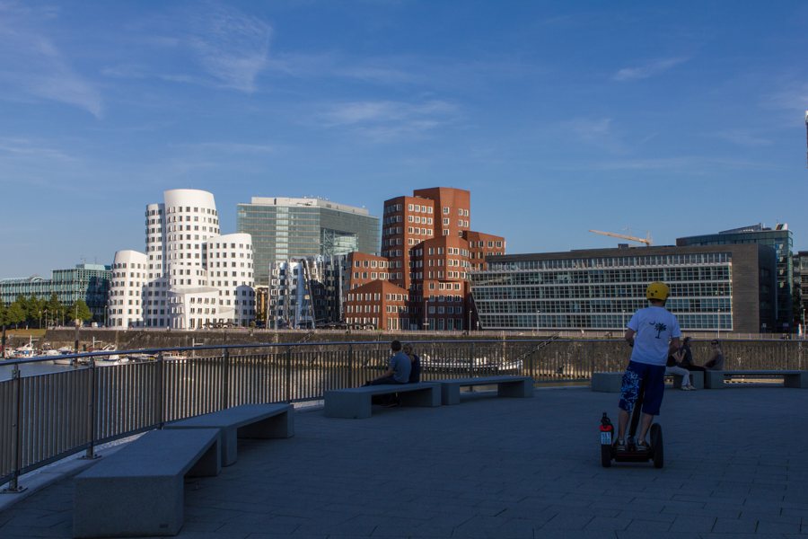 Moderne Bürogebäude am Hafenbecken des Düsseldorfer MedienHafens